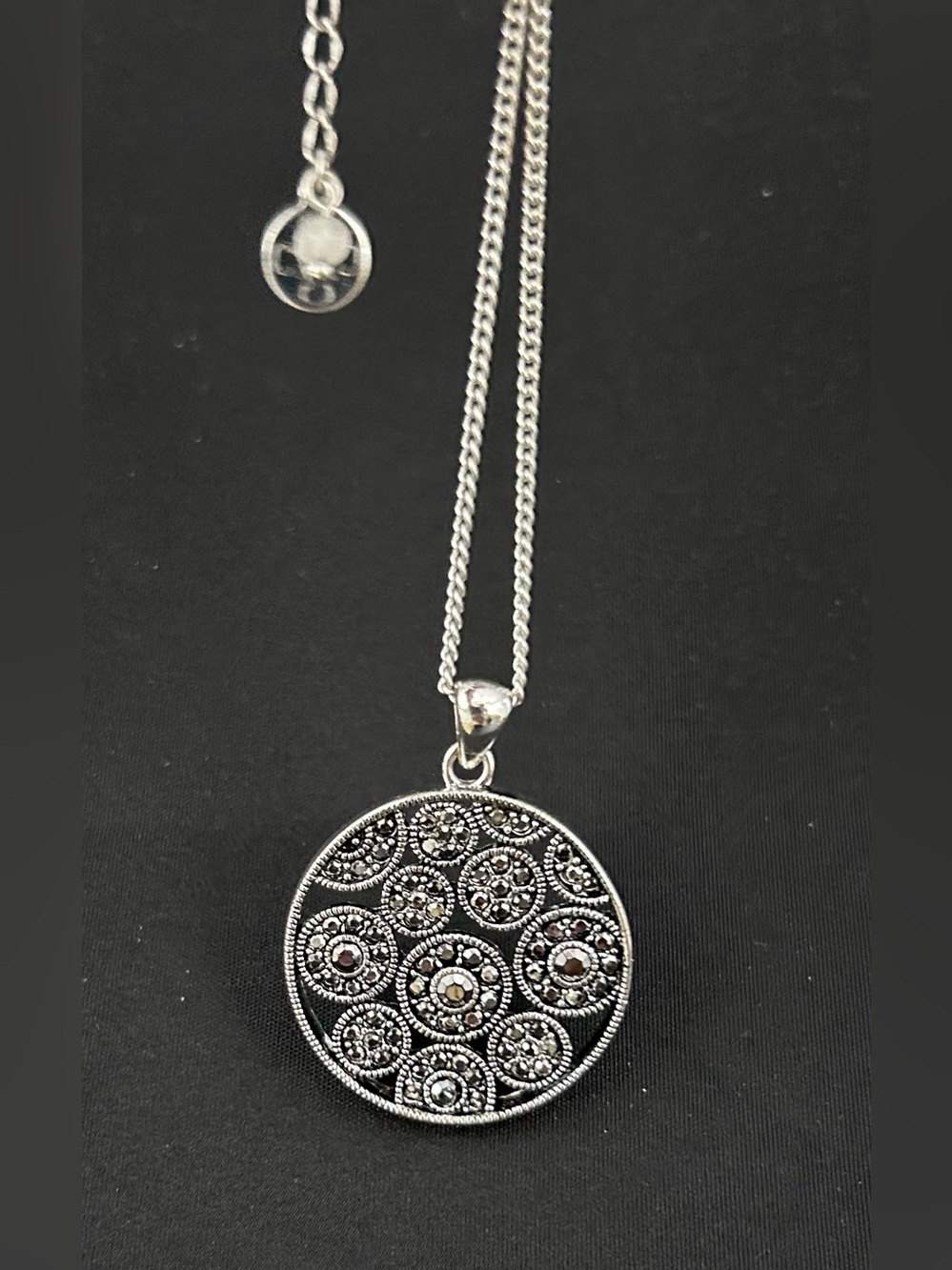 Like New silver tone Liz & Co chain necklace with reversible 1” round pendant